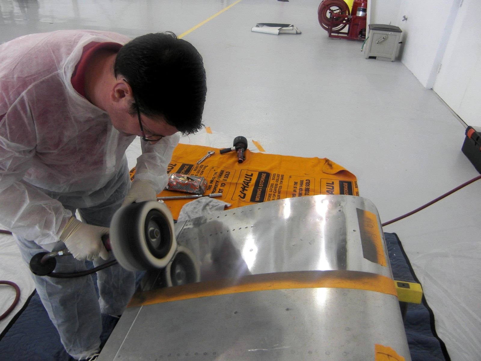 Equipa de air detailing numa oficina de aeronaves