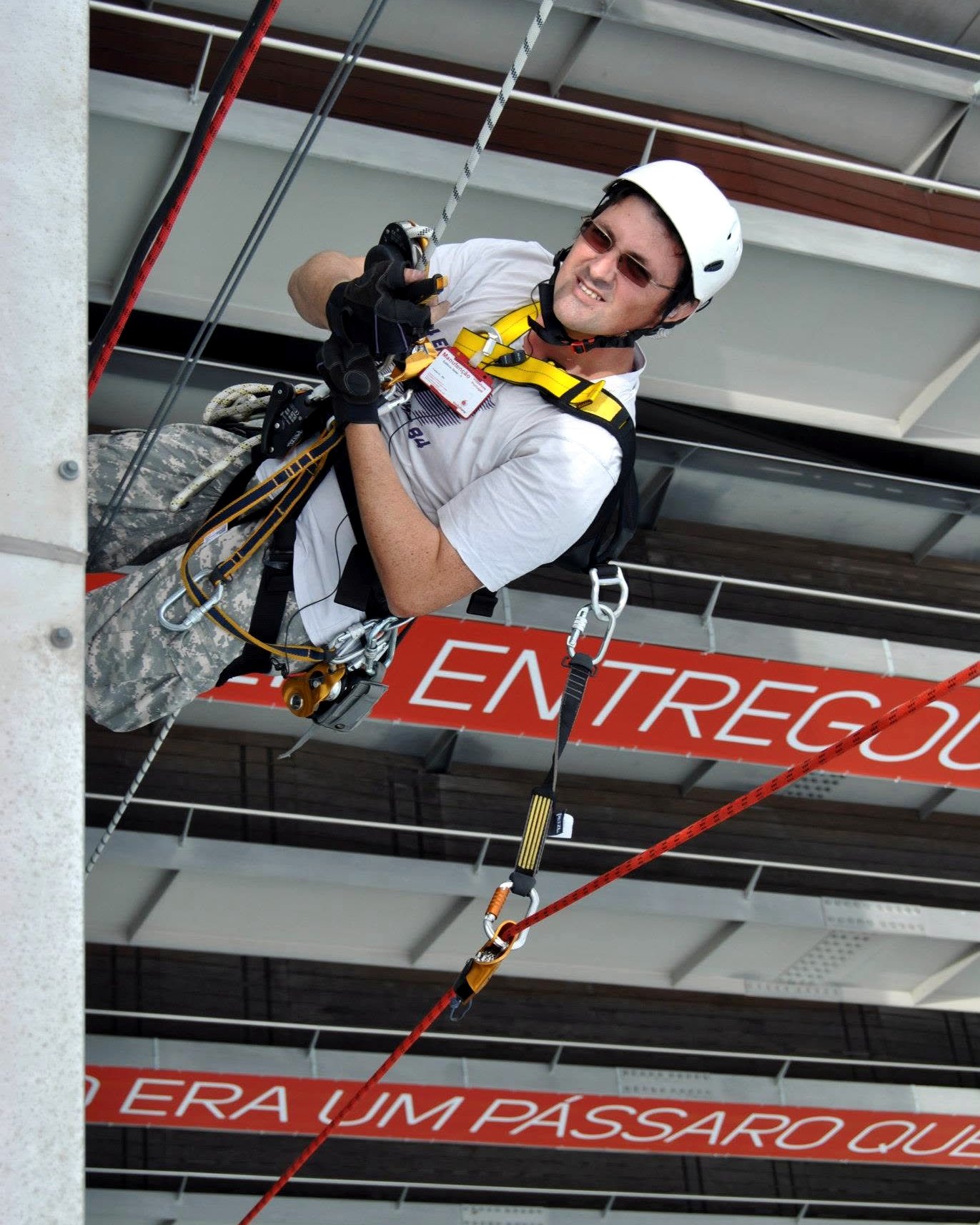 Profissional em trabalho em altura com acesso por cordas