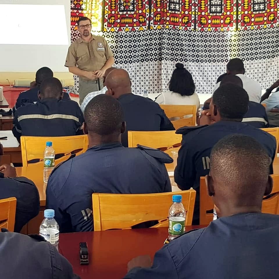 Sessão de formação em sala, em Angola