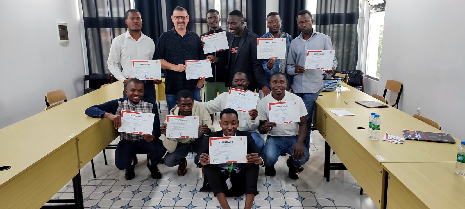 Grupo de formandos com os seus certificados