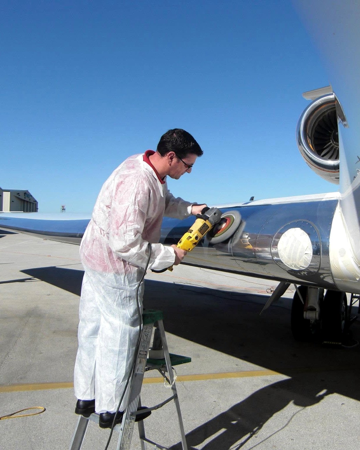Trabalho de air detailing junto de uma aeronave