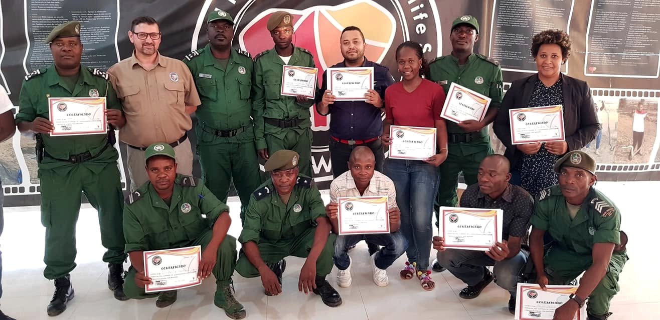 Grupo durante uma entrega de certificados de formação em Angola