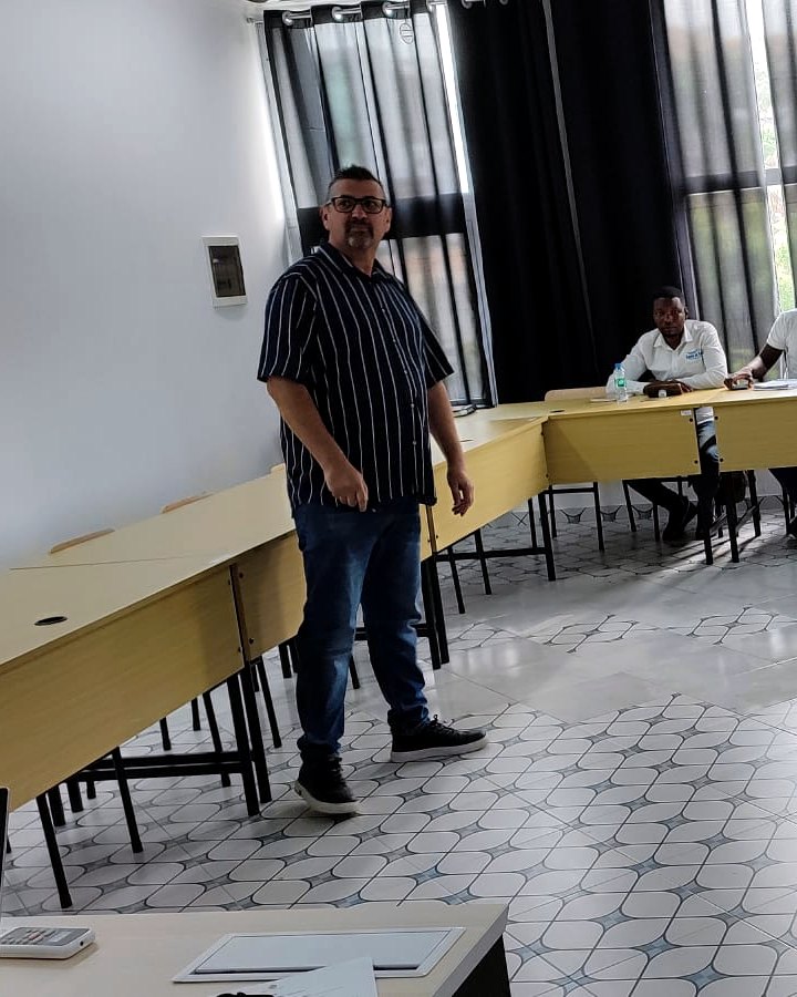 Manuel Castanho durante uma sessão de formação em sala