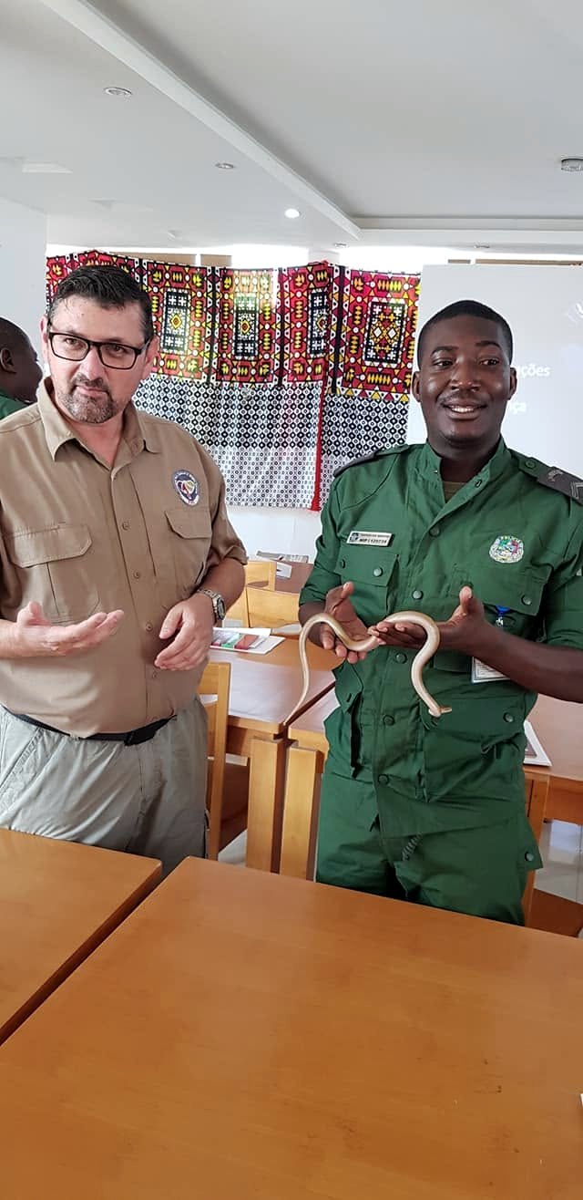 Formação de guardas sobre serpentes em Angola